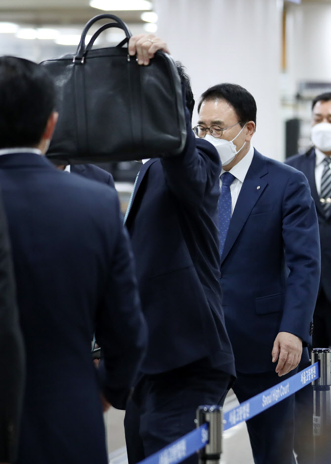 '채용비리 의혹' 조용병 신한금융 회장, 2심서 집유→무죄(상보)