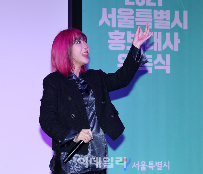 [포토] 미니 공연 펼치는 가수 이영지
