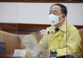 홍남기 “非손실보상 업종 2천만원 융자…개소세 인하 6개월 연장”(상보)
