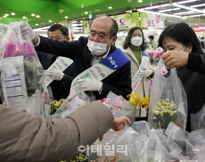 [포토] 꽃 나눔 진행하는 유찬형 농협부회장