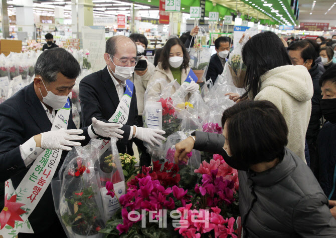 [포토] 꽃 소비 부탁해요~