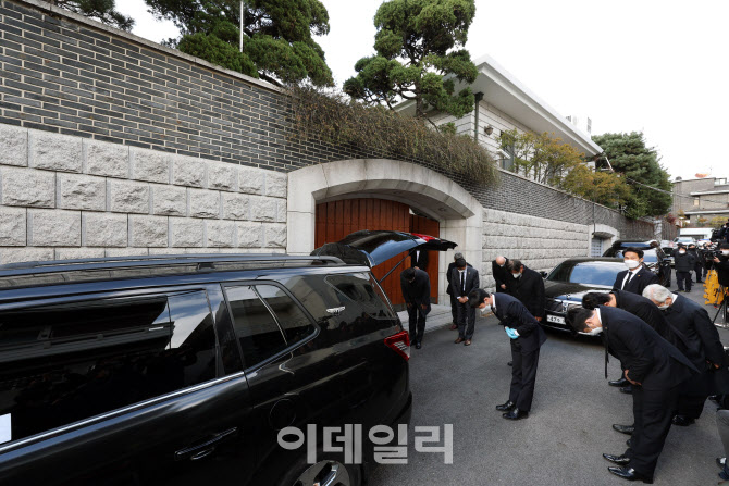 [포토]'전두환 사망' 고인을 향해 인사