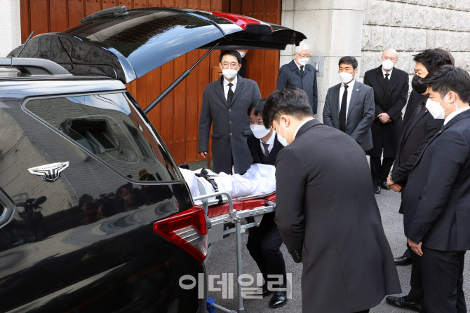 [포토]영안실로 옮겨지는 전두환 운구