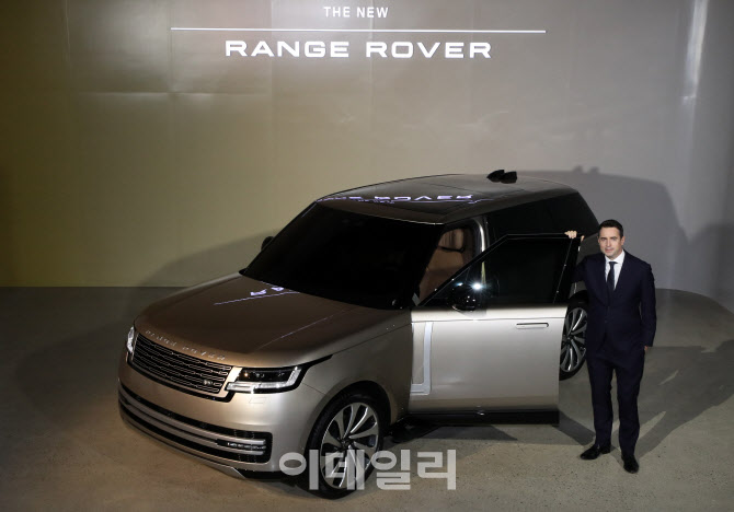 [포토]레인지로버 최초로 4.4리터 V8 트윈터보 가솔린 엔진 장착한 '올 뉴 레인지로버'