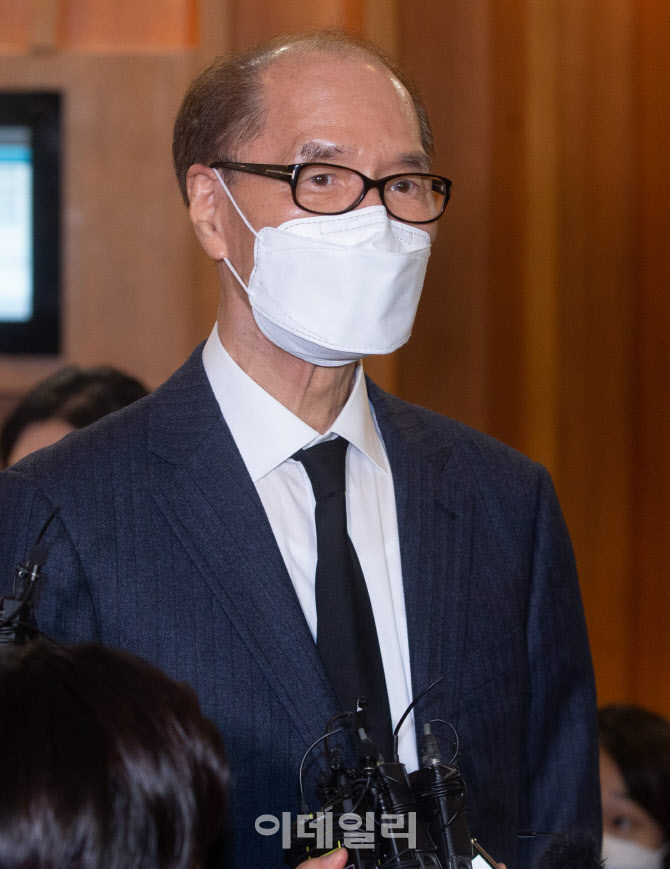 [포토]취재진 질문에 답하는 김용갑 전 청와대 민정수석