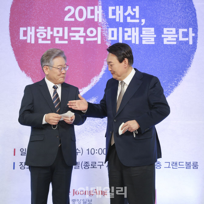 [포토]이재명에게 손 내미는 윤석열