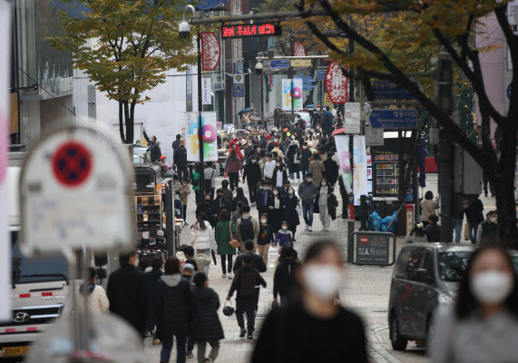 위드코로나에 소비 진작책 쏟아냈는데…감염 확산에 어쩌나