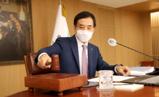이주열 “여전히 금융불균형 누증 위험 높아”