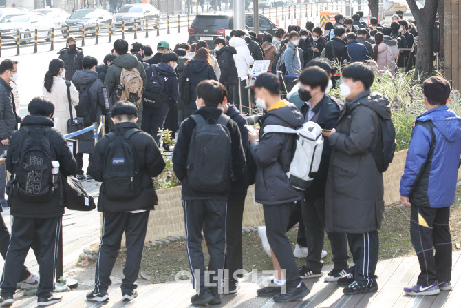 [포토]PCR 검사 기다리는 시민들로 북적이는 코로나19 선별진료소