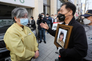 정은경 만난 '백신 피해자' 가족…"후유증, 알려줬어야 했다"