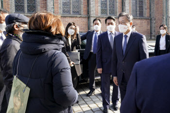 文 “차별금지법, 반드시 넘을 과제”… 성소수자 항의 해프닝(종합)