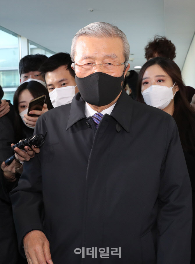 [포토]김종인 전 국민의힘 비상대책위원장, 개인사무실 출근