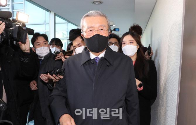 [포토]김종인 전 국민의힘 비상대책위원장, 사무실 출근