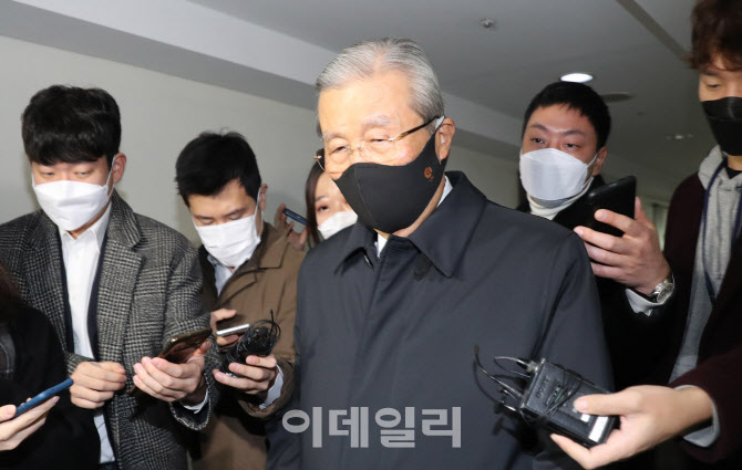 [포토]김종인 전 비대위원장, 광화문 개인 사무실 출근