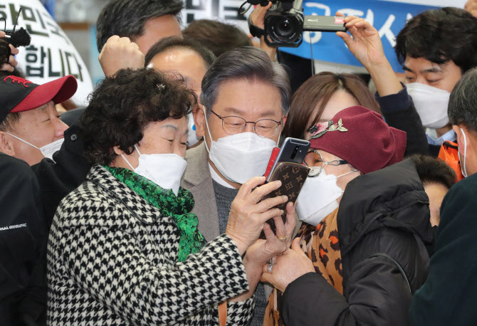 이재명 등장에 목포 시장 ‘들썩’…“대통령 만들어달라” 즉흥 연설