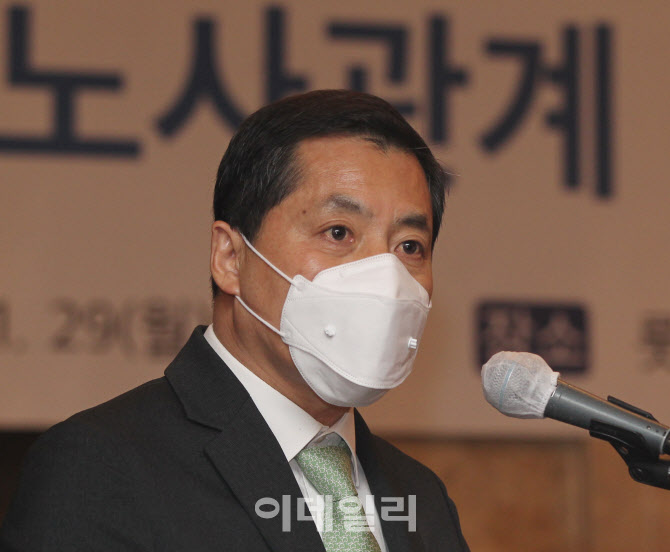 [포토] 노사관계 심포지엄 축사하는 박대출 위원장