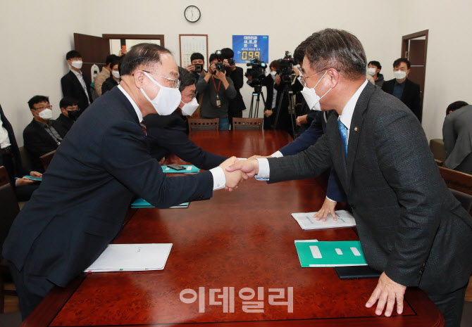 [포토]예산협의, '악수하는 윤호중-홍남기'