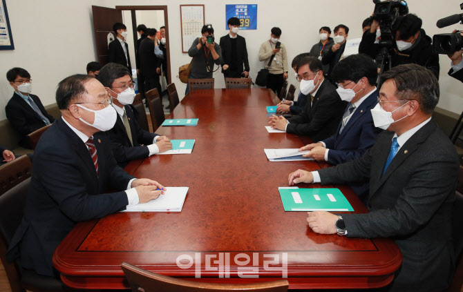 [포토]예산협의, '마주 앉은 홍남기-윤호중'