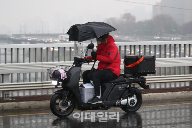 [포토]위태로운 배달