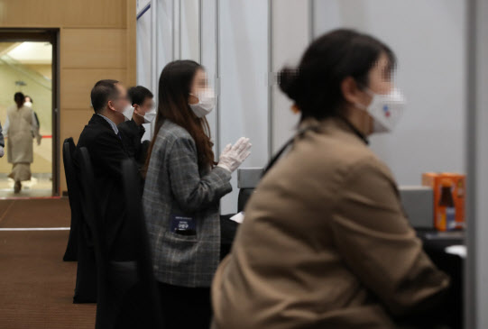 숙박·음식점업 21개월째 종사자 감소…오미크론에 고용 가시밭길 우려(종합)