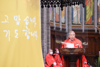 떠나는 염수정 추기경 "매순간 감사..기도하며 살겠다"(종합)