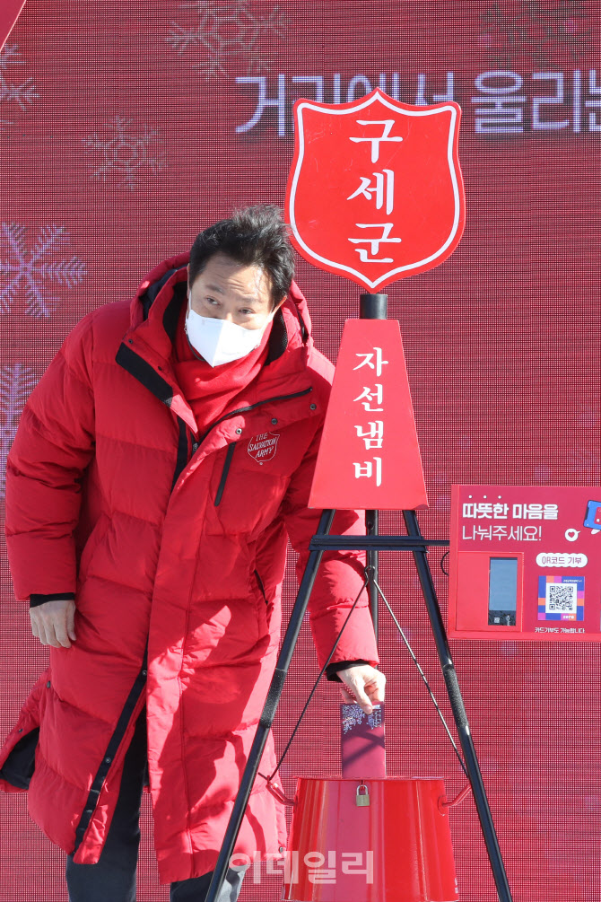 [포토]헌금하는 오세훈 서울시장