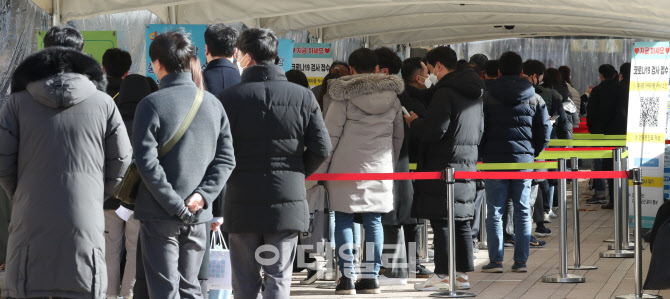 [포토]북적이는 코로나19 선별진료소