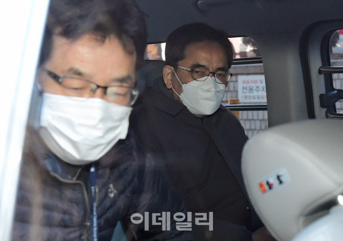 [포토]검찰차량 탑승한 곽상도 전 국민의힘 의원