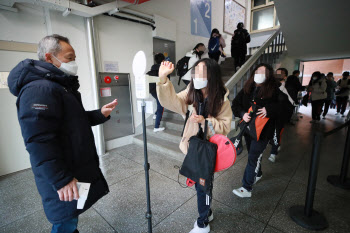 교총 "학교 방문 접종, 미접종 학생 노출될수 있어…신중해야"