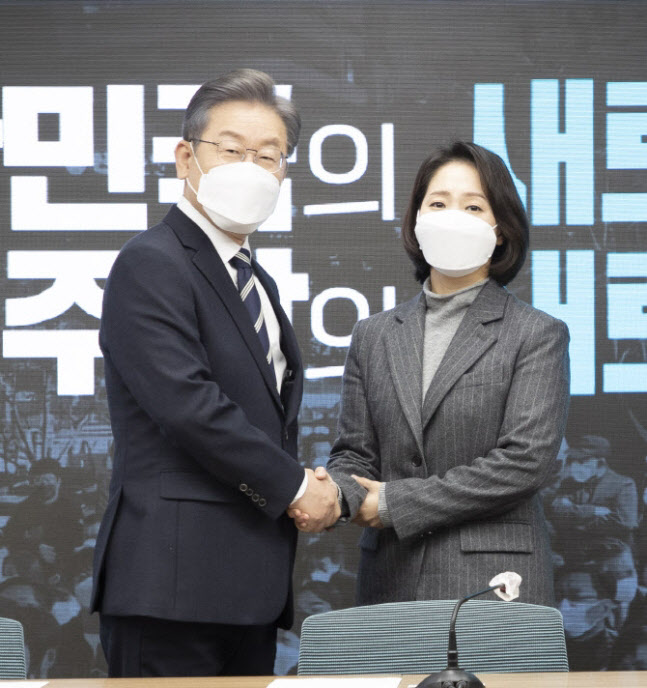 "조동연, 예쁜 브로치" 김병준의 애매한 해명…"악세사리 여성만 하나"