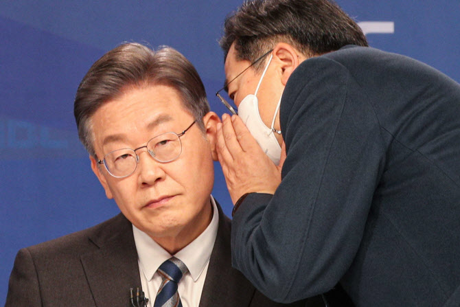 '李 조국 사과' 논쟁…秋 "인간 존엄 짓밟아" vs 朴 "됐다고 할 때까지"
