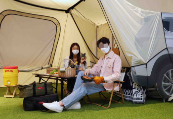 "40대 커플은 오지마"…'노중년존' 캠핑장 등장에 술렁