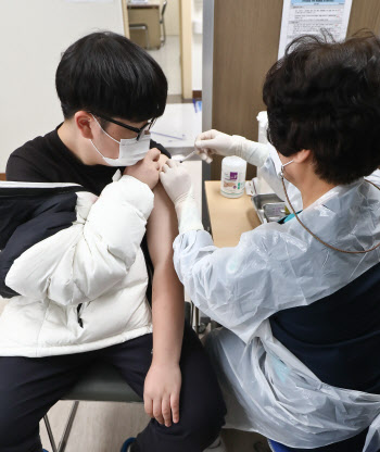 학원·스터디카페 방역패스 도입…사실상 '접종 강제'에 뿔난 학부모
