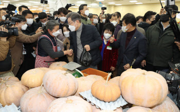 전북 순회 사흘째…이재명, 아내와 예배하고 시장·맛집 방문