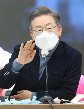 李 "출신 비난, 그 자체가 부당"…'尹 공정'과 출발지부터 달라