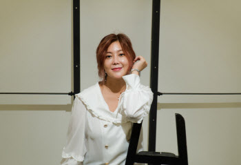 '화가' 솔비, '바르셀로나 국제 예술상'서 대상 수상