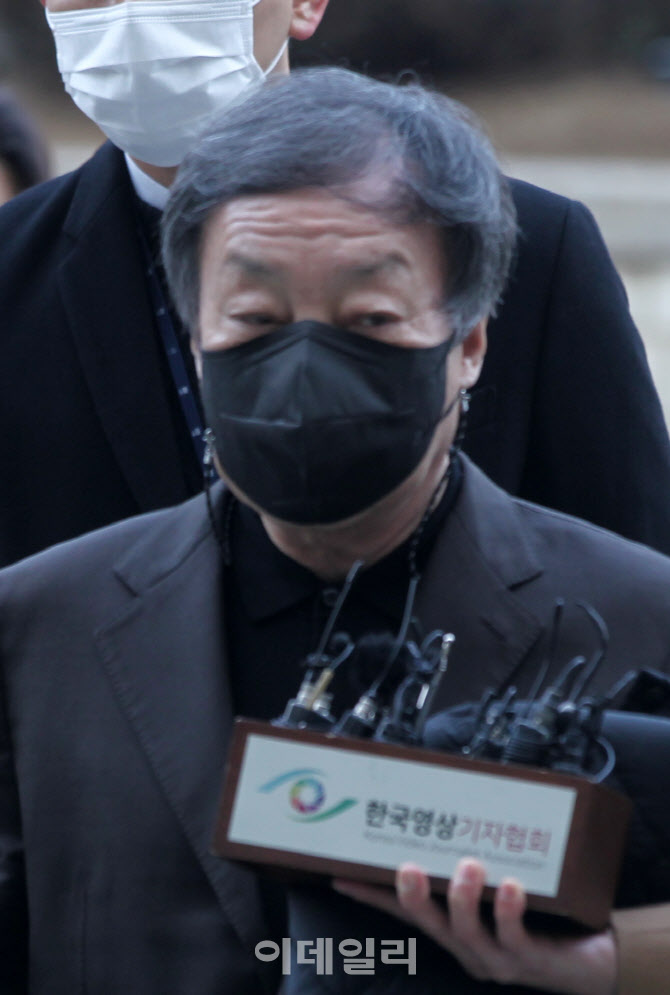 [포토] 서울중앙지법 향하는 윤우진 전 용산세무서장