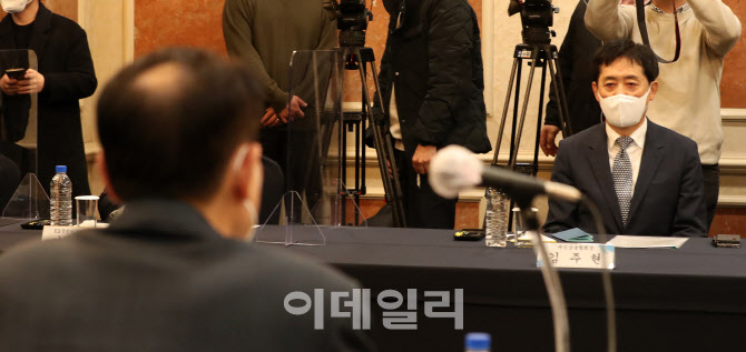 [포토]정은보 금융감독원장 발언 경청하는 김주현 여신금융협회장
