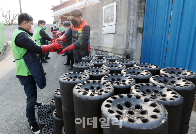 LX공사, 취약계층에 연탄 및 김장김치 나눔 봉사