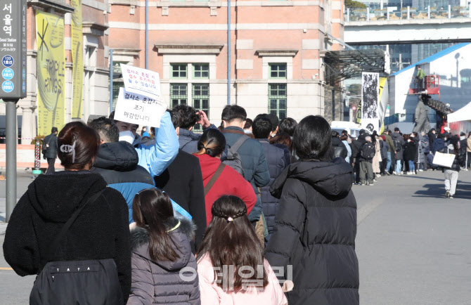 [포토]검사 기다리는 시민들로 북적이는 코로나19 선별진료소