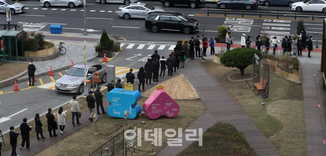 [포토]점점 길어지는 코로나 검사 줄