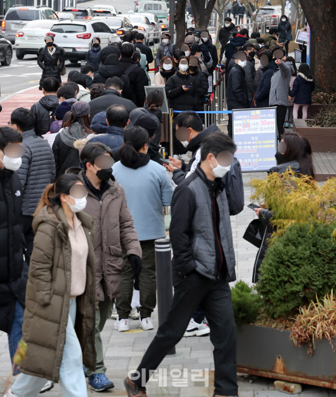 [포토]코로나19 위중증 환자 857명 또 역대 최다… 신규 확진자 7,102명