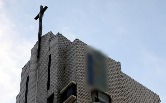 국내 첫 오미크론 확진 목사 부부 퇴원…미추홀구, 고발 예정