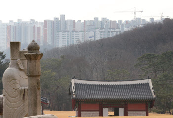 "아파트 높이 낮춰라"…'죽은 자냐 산 자냐' 왕릉뷰 소송 가나