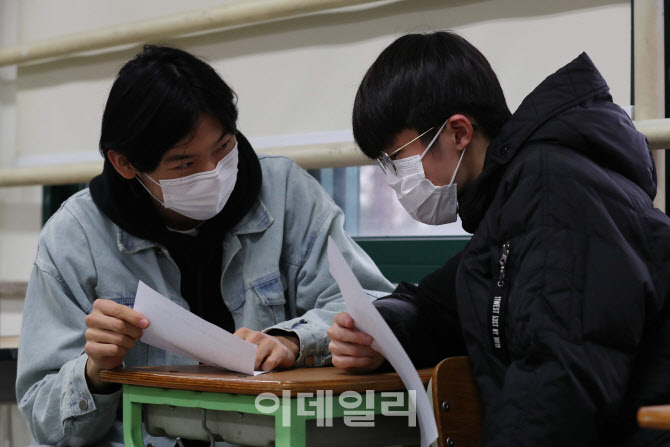 [포토]성적표 보고 대화 나누는 학생들