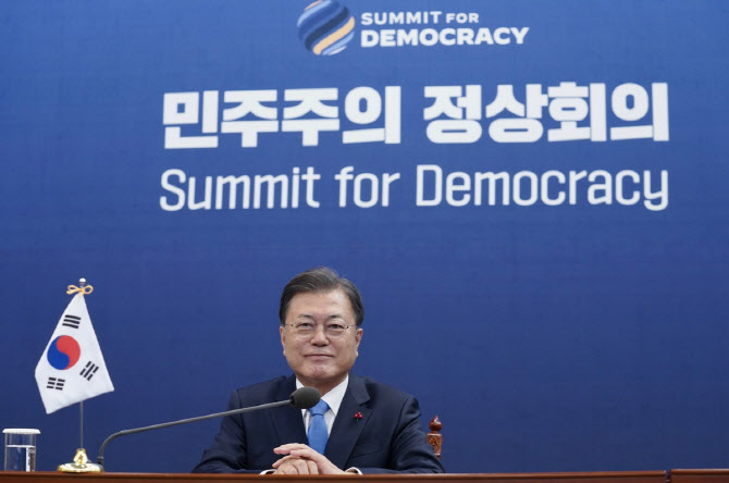 文대통령 "가짜뉴스가 백신접종 거부 부추겨…자정능력 키워야"[전문]