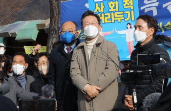 이재명 측 "尹, 침대축구 그만하고 토론장에 나와야"