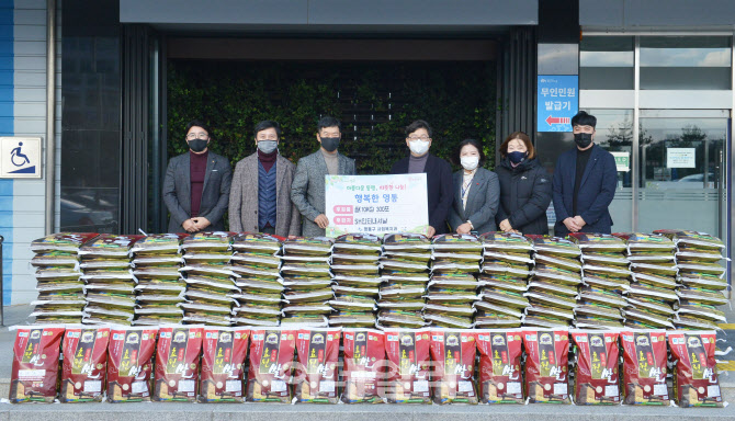 SH인터내셔날, 지역 소외계층 위해 쌀 300포대 기부