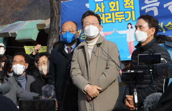 이재명 “소아·청소년 백신 이상반응 국가 완전 책임제 도입 촉구”