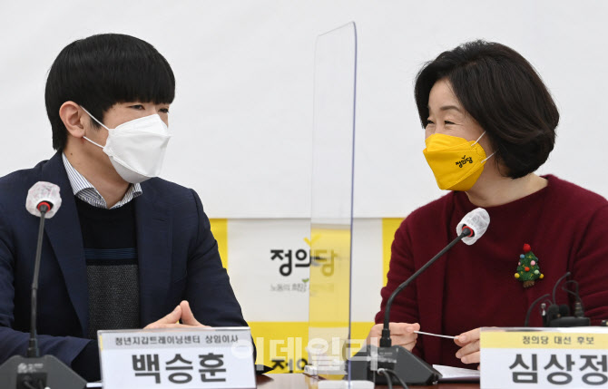 [포토]공약 발표에 앞서 이야기 나누는 심상정